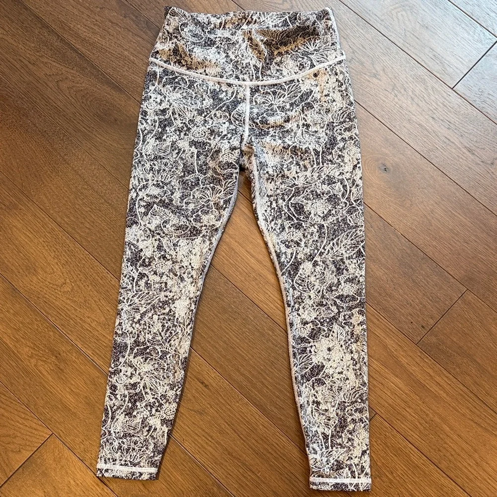 Athleta Elation Graffiti Fleur 7/8 Tight, BLACK/WHITE Size Small C5-036